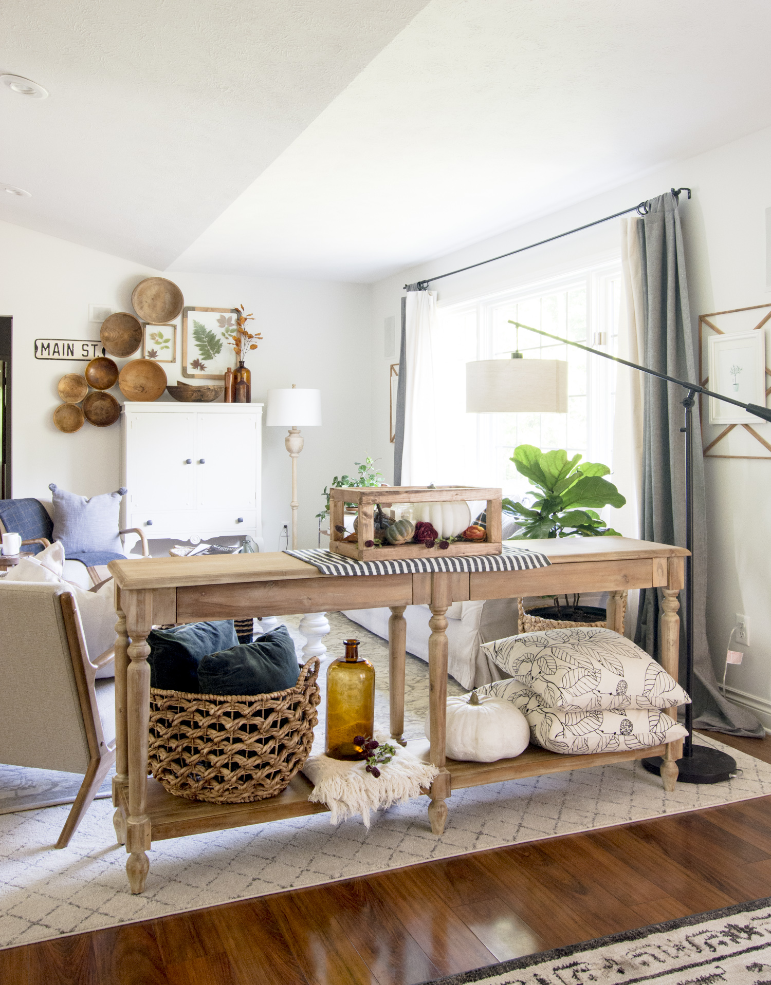 Use a console table to separate a foyer from the family room kellyelko.com #foyer #familyroomdecor #livingroomdecor #consoletable #farmhousedecor #neutraldecor #interiordesign 