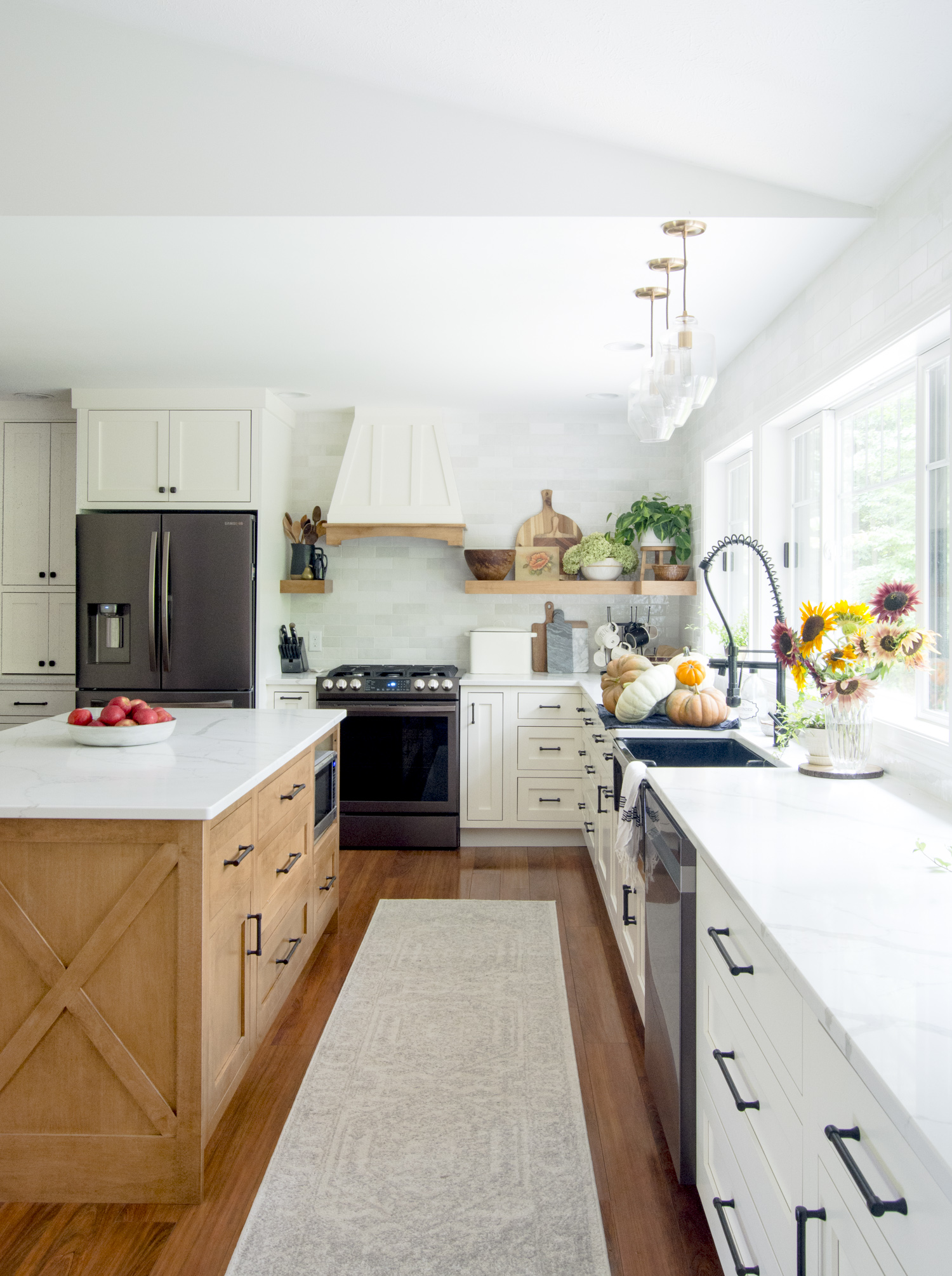 Eclectic Home Tour Grace in My Space kellyelko.com #kitchen #whitekitchen #kitchenreno #farmhousekitchen #kitchenisland #hometour #housetour #interiordesign #interiordecor #homedecor 