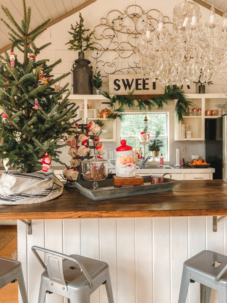 Love this farmhouse kitchen decked out for fall and the vintage Santa mug collection kellyelko.com #christmasdecor #vintagechristmas #christmaskitchen #kitchendecor #farmhousedecor #farmhouschristmas #whitekitchen 