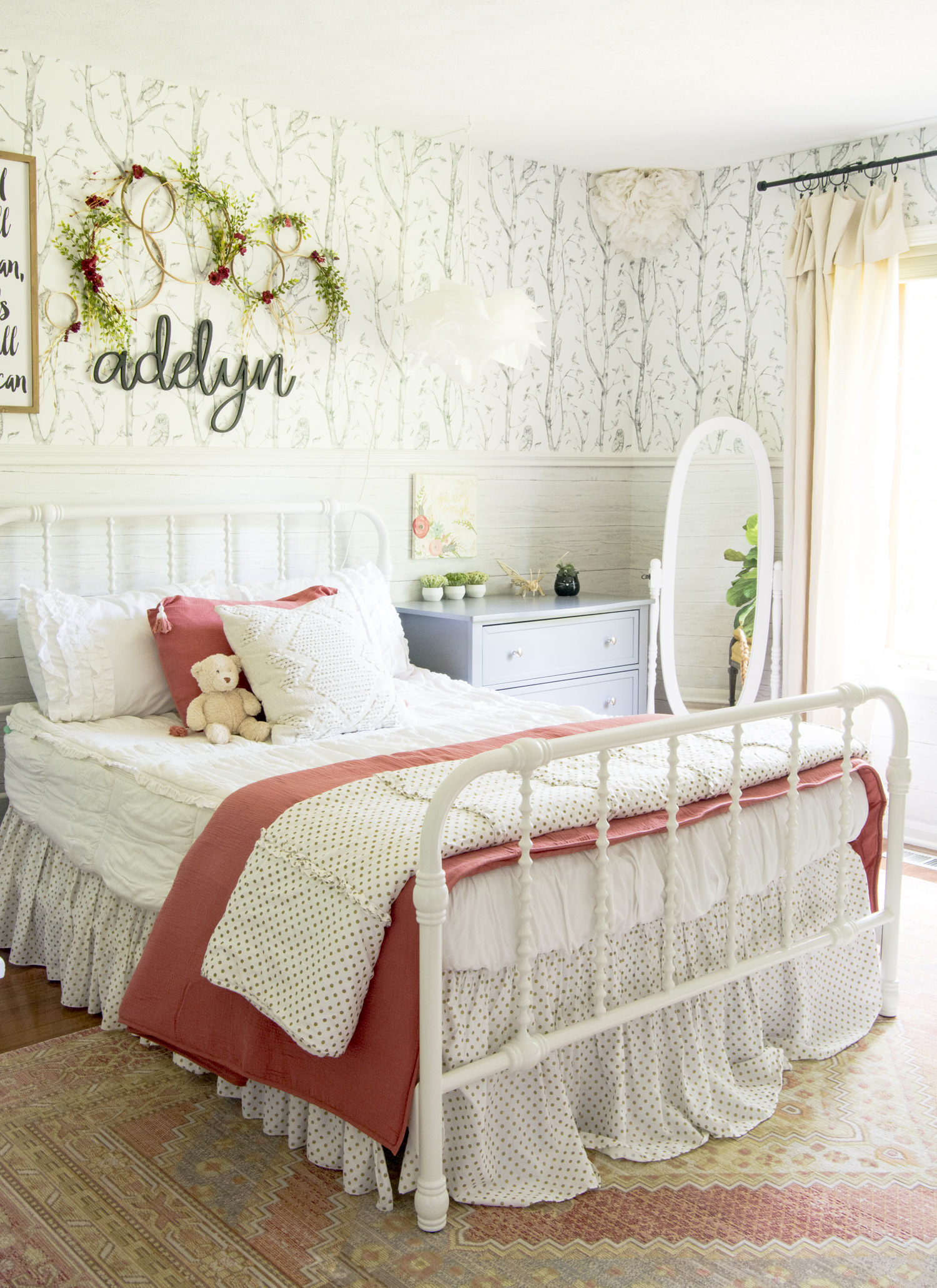 How cute is this girls bedroom with tree and owl wallpaper kellyelko.com #girlsroom #kidsroom #kidsbedroom #bedroom #wallpaper #bedroomdecor #farmhousedecor 