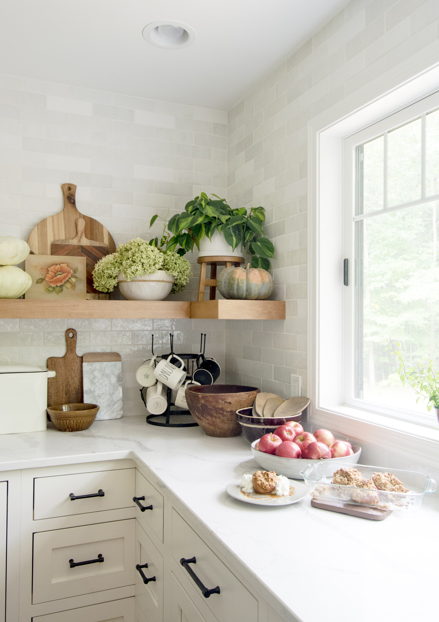 Love the corner open shelves in this farmhouse kitchen kellyelko.com #kitchen #kitchendecor #kitchenshelves #farmhousekitchen #neutraldecor #backsplash