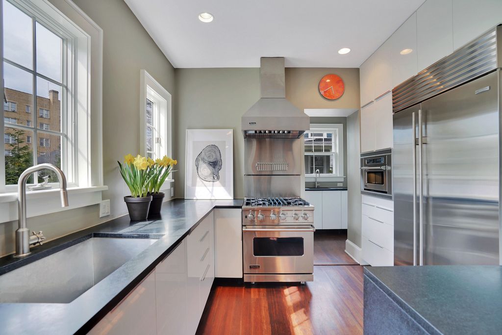 Small kitchen with Ikea lower cabinets and no upper cabinets kellyelko.com #kitchendecor #smallkitchen #kitchendesign #ikeakitchen #graypaint #whitecabinets #interiordesign #kitchenrenovation #kitchendesign