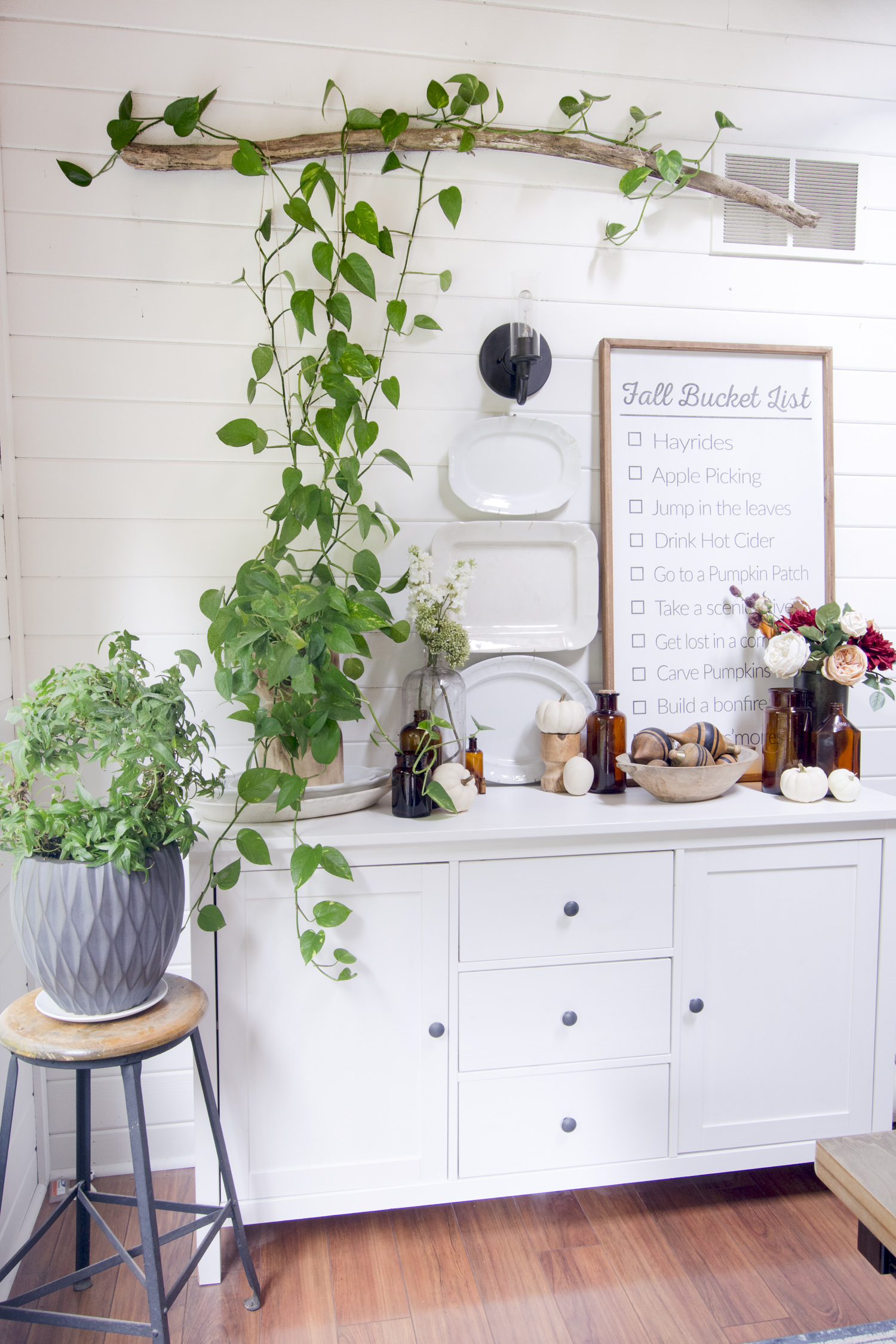 Train a pothos plant to grow up kellyelko.com #pothos #plants #houseplants #diningroomdecor #farmhousedecor