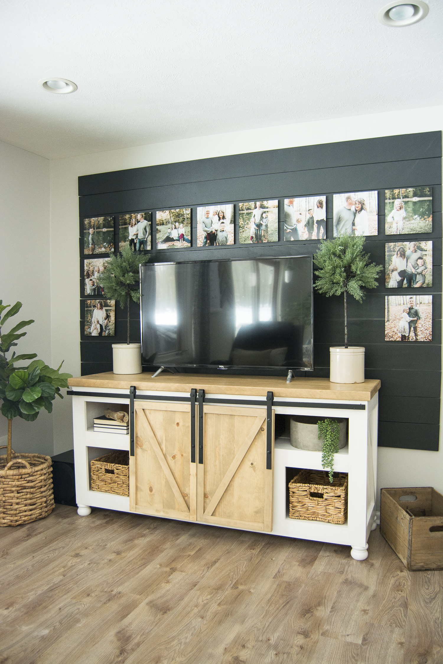 Black shiplap disguises a tv kellyelko.com #shiplap #blackshiplap #gallerywall #farmhousedecor 