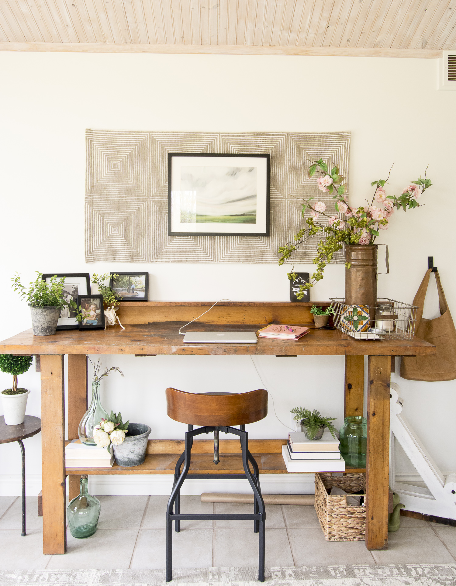 Vintage desk and stool kellyelko.com #vintagedecor #homedecor #farmhousedecor #neutraldecor #cozyhome #homeoffice 