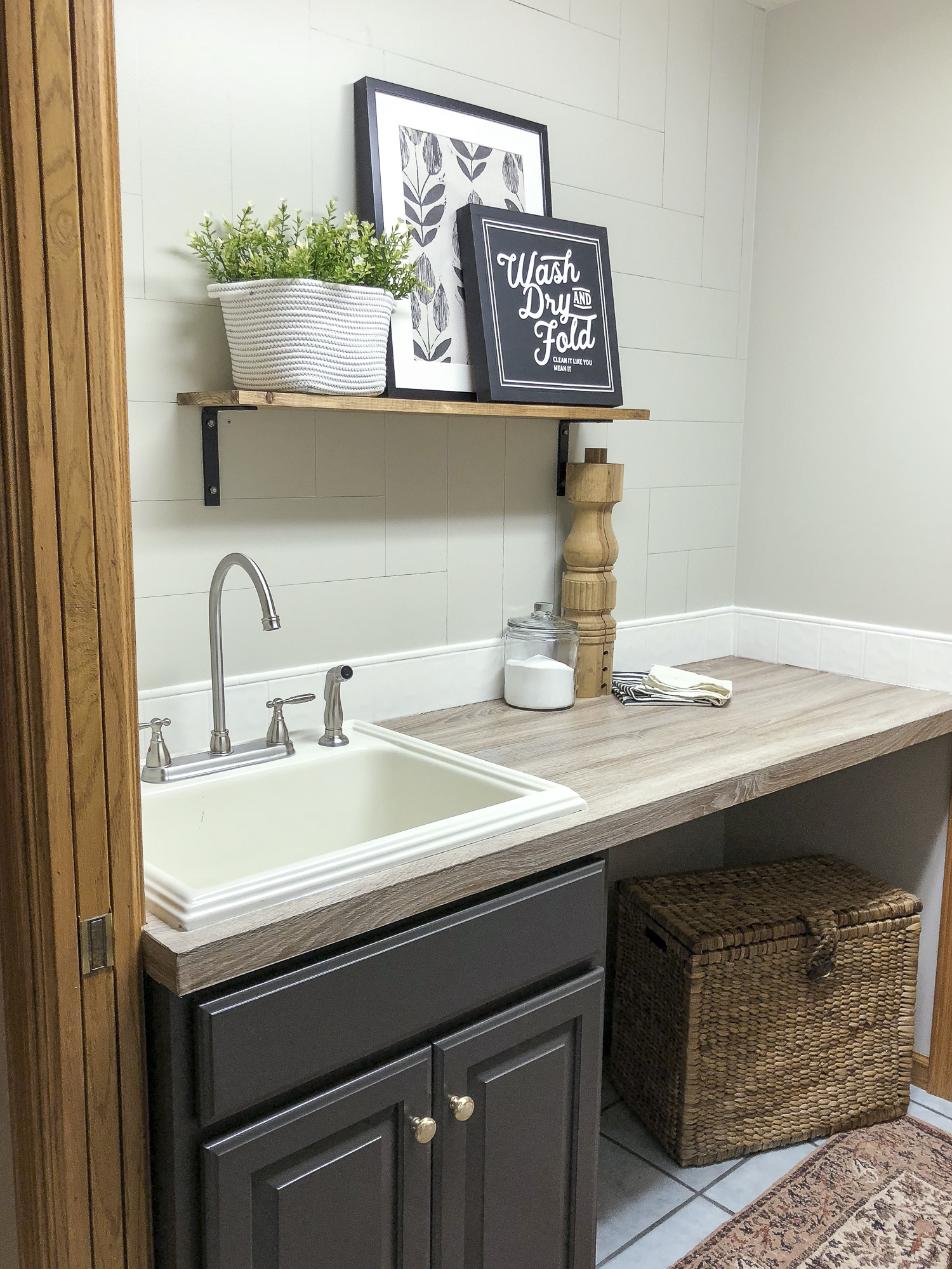 Laundry room sink with faux wood counter kellyelko.com #laundryroom #mudroom #diyideas