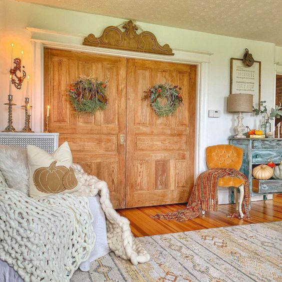 Beautiful old doors kellyelko.com #farmhouse #farmhousedecor #farmhousestyle #vintagestyle