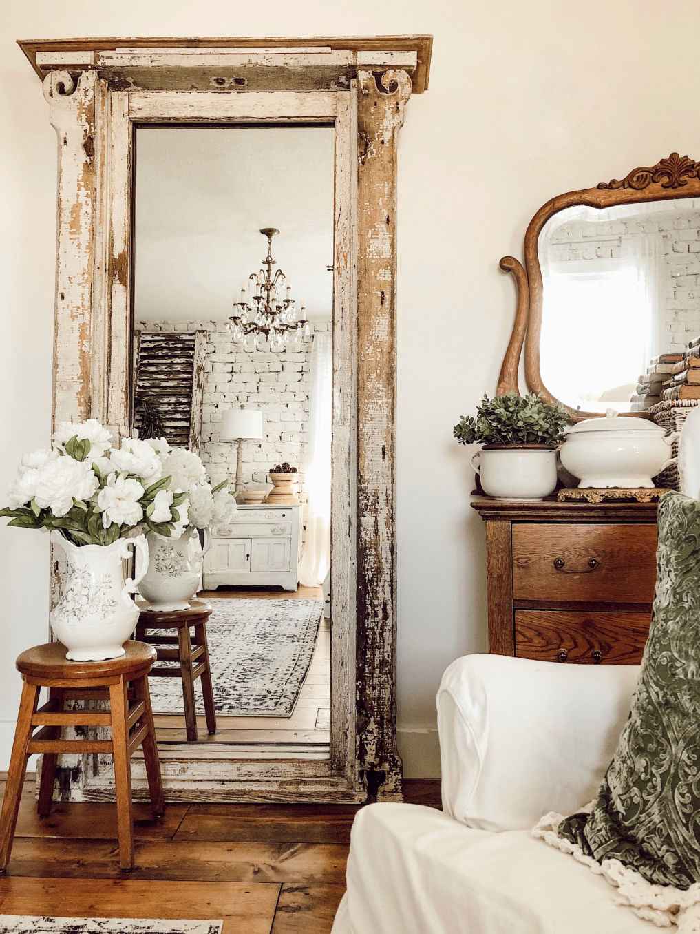 Farmhouse bedroom with architectural salvage turned mirror #farmhousedecor #vintagedecor #farmhousestyle #farmhousebedroom 