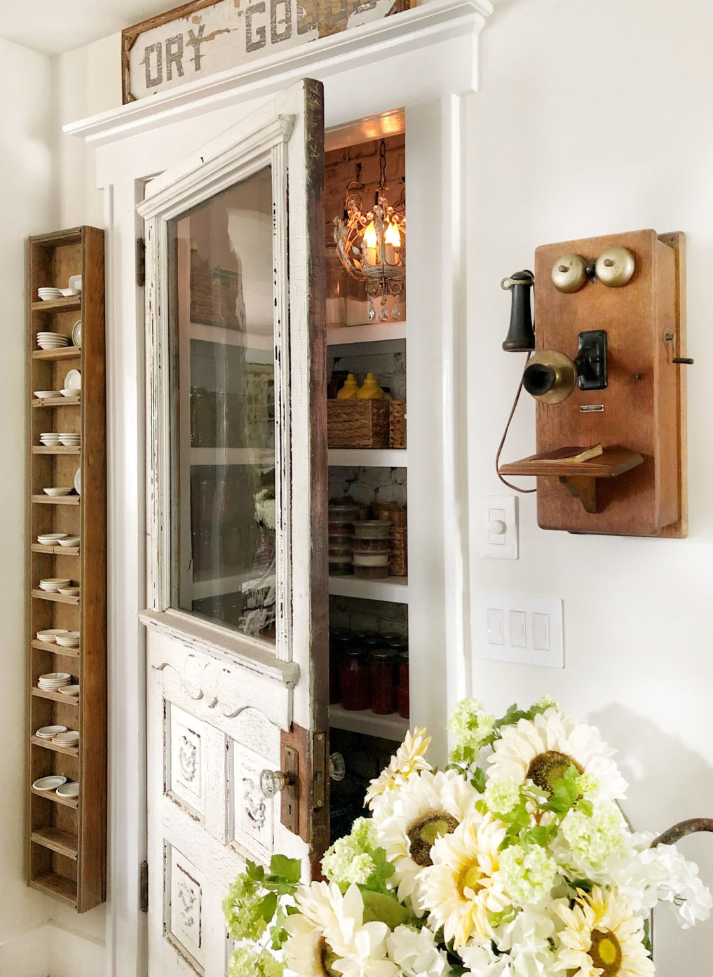 Love this antique pantry door in this farmhouse kitchen #farmhouse #pantry #pantrydoor #farmhousestyle #vintagekitchen #vintagedecor #repurpose 