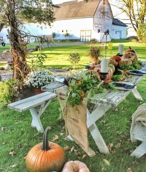 Fall outdoor party with beautiful pumpkin centerpiece kellyelko.com #fall #falldecor #fallparty #falltable #farmhousedecor #farmhousestyle #barn #vintagedecor 