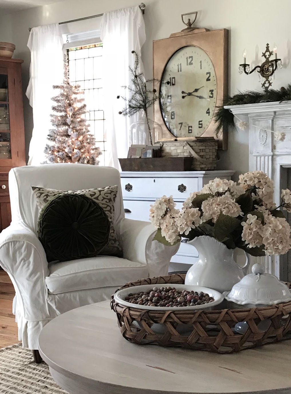 Farmhouse Christmas #farmhouse #farmhousechristmas #farmhousedecor #neutraldecor #cottagestyle #vintagedecor #vintagechristmas