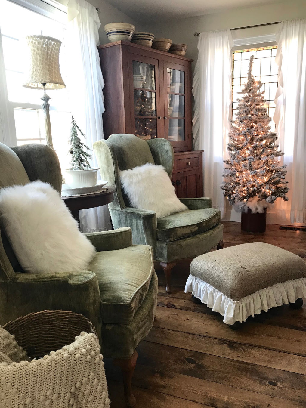 Cozy vintage velvet chairs in this farmhouse family room #christmasdecor #christmastrees #vintagedecor #farmhousestyle #farmhousedecor #neutraldecor #farmhousechristmas