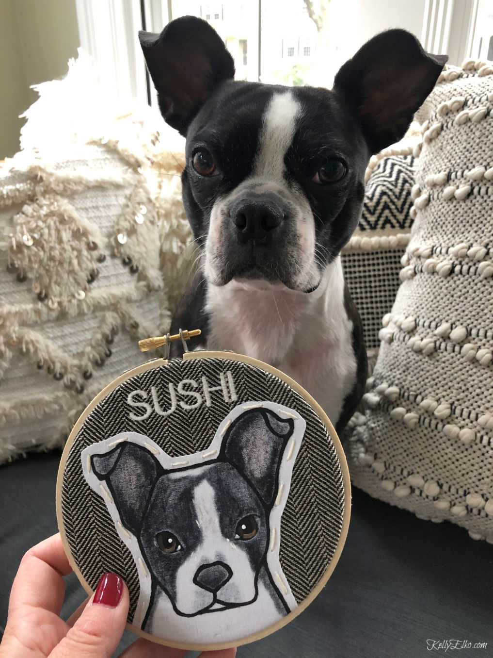 How adorable is the custom painted pet portrait in a little embroidery hoop! kellyelko.com #pets #petgifts #doglover #giftideas #uniquegifts 