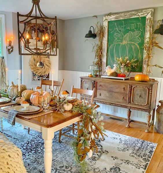 Cozy dining room for fall kellyelko.com #fall #falldecor #falldiningroom #vintagedecor #fallcenterpiece #fallart #chalkboard #farmhouse #farmhousestyle