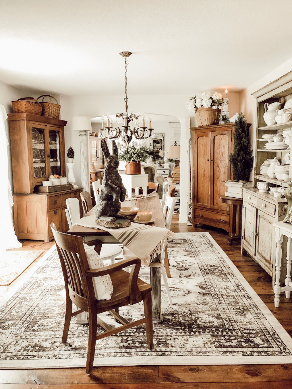 Love this vintage dining room with mismatched chairs and hutches #diningroom #vintagedecor #vintagestyle #diningroomdecor #farmhousestyle #farmhousediningroom #farmhousedecor