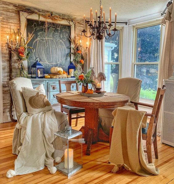 Beautiful fall dining room kellyelko.com #fall #falldecor #falldiningroom #farmhouse #farmhousedecor #chalkboard #chalkart #lighting #chandelier