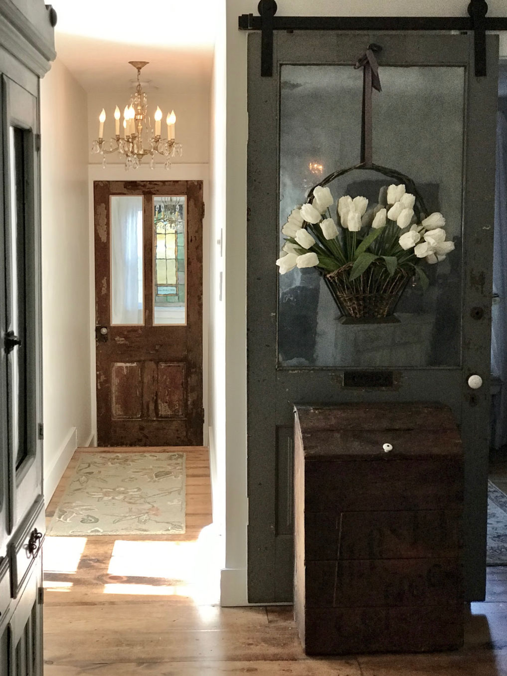 Rolling barn door in the entry #barndoor #farmhousedecor #farmhousestyle #vintagehome #vintagedecor #neutraldecor 