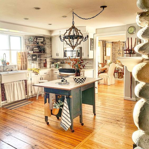 Beautiful old farmhouse kitchen with original wood floors and rolling kitchen island kellyelko.com #farmhousekitchen #kitchendecor #farmhouse #farmhousestyle #vintagedecor #kitchenisland 