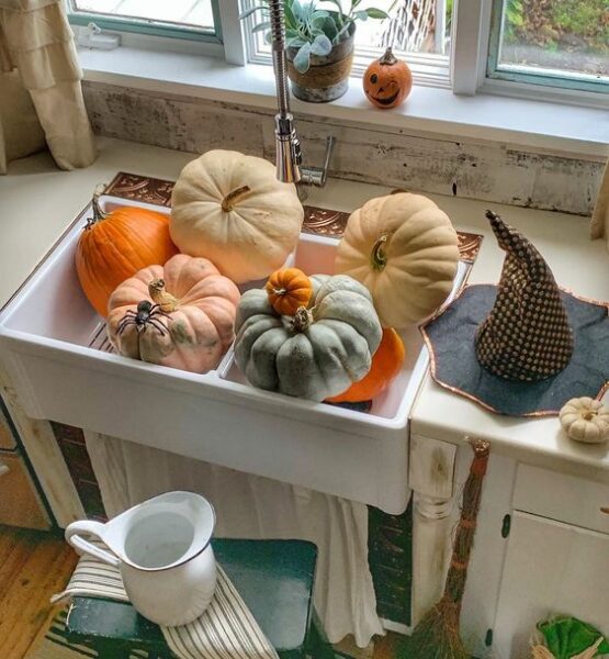 Pumpkins in a farmhouse sink kellyelko.com #farmhouse #pumpkins #farmhousesink #farmhousekitchen #vintagedecor #fall #falldecor 