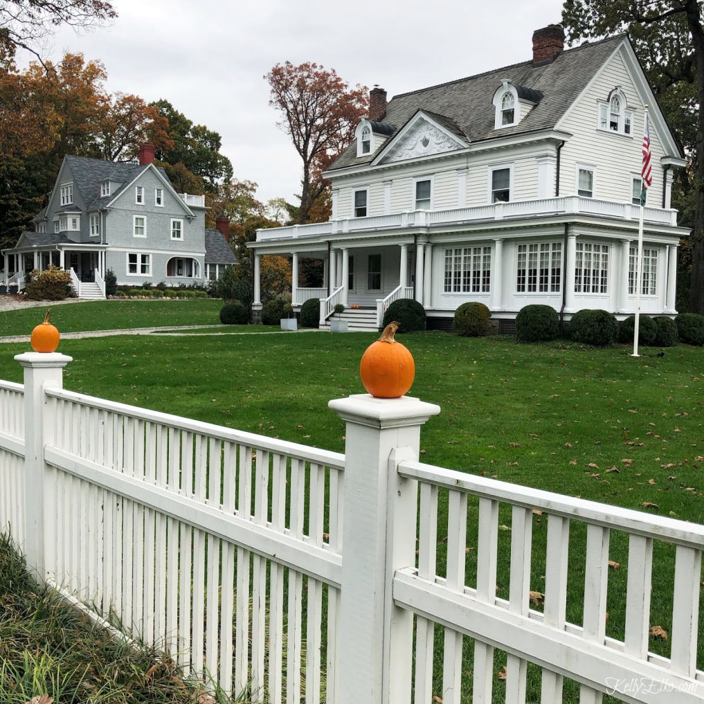 Beautiful old home with pumpkin topped picket fence kellyelko.com #oldhome #oldhouse #fallhouse #pumpkins #pumpkindecor #picketfence #curbappeal 