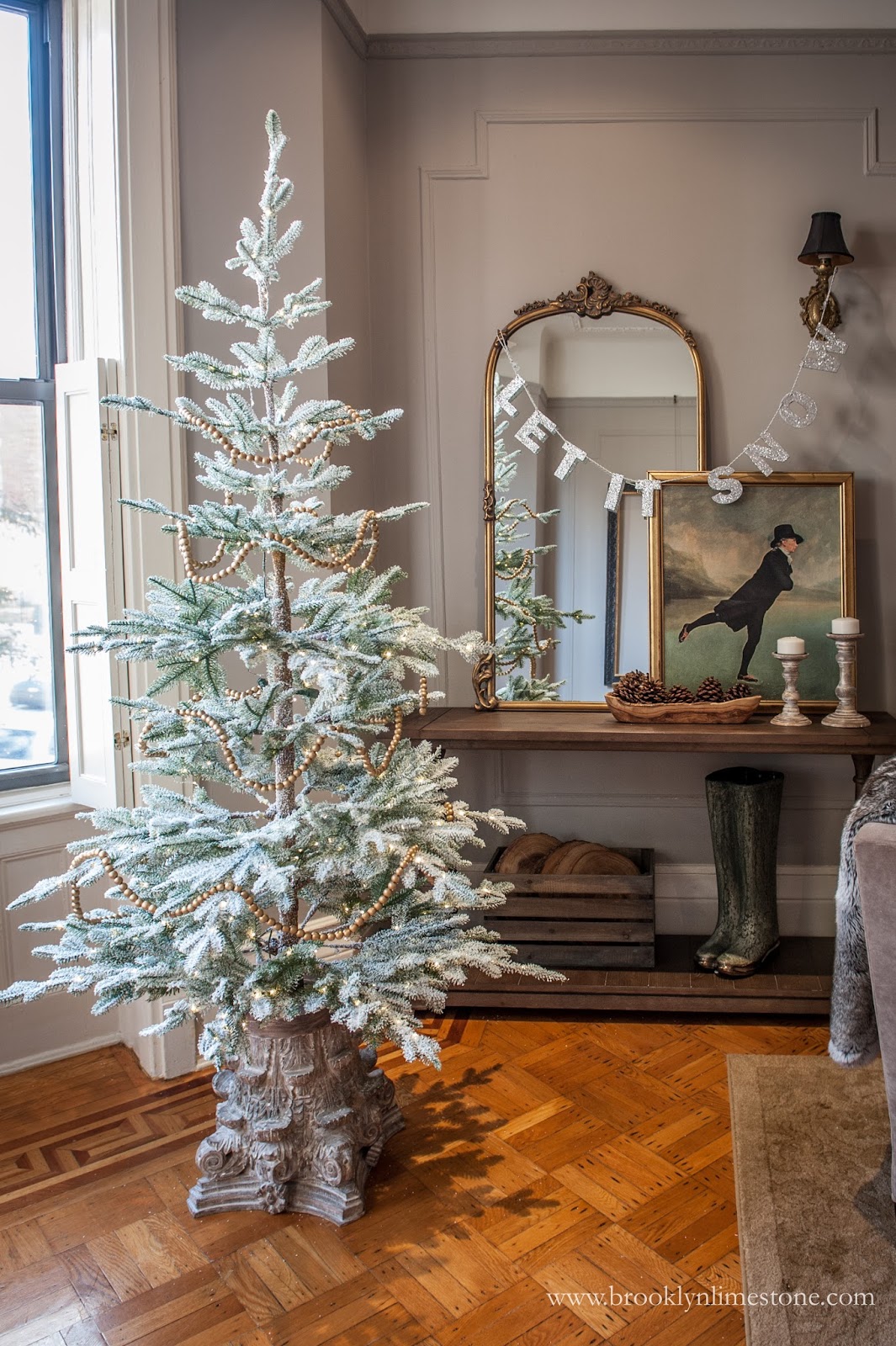 15 Sparse Christmas Trees - love this beautiful tree minimally decorated with wood bead garland kellyelko.com #christmas #christmastree #sparsechristmastree #vintagechristmas #christmasdecor #christmasedecorating #christmasdecoratingideas #farmhousechristmas #christmasornaments #neutralchristmas #silvertip #kellyelko