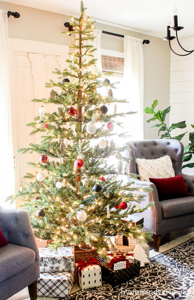 15 Sparse Christmas Trees - love this beautiful tree minimally decorated in red, white and black kellyelko.com #christmas #christmastree #sparsechristmastree #vintagechristmas #christmasdecor #christmasedecorating #christmasdecoratingideas #farmhousechristmas #christmasornaments #neutralchristmas #silvertip #kellyelko