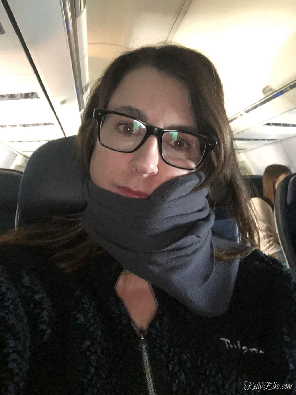 This is the BEST travel pillow! I can' finally sleep on flights! kellyelko.com #trtl #travelpillow #travel #travelblogger #traveltips 