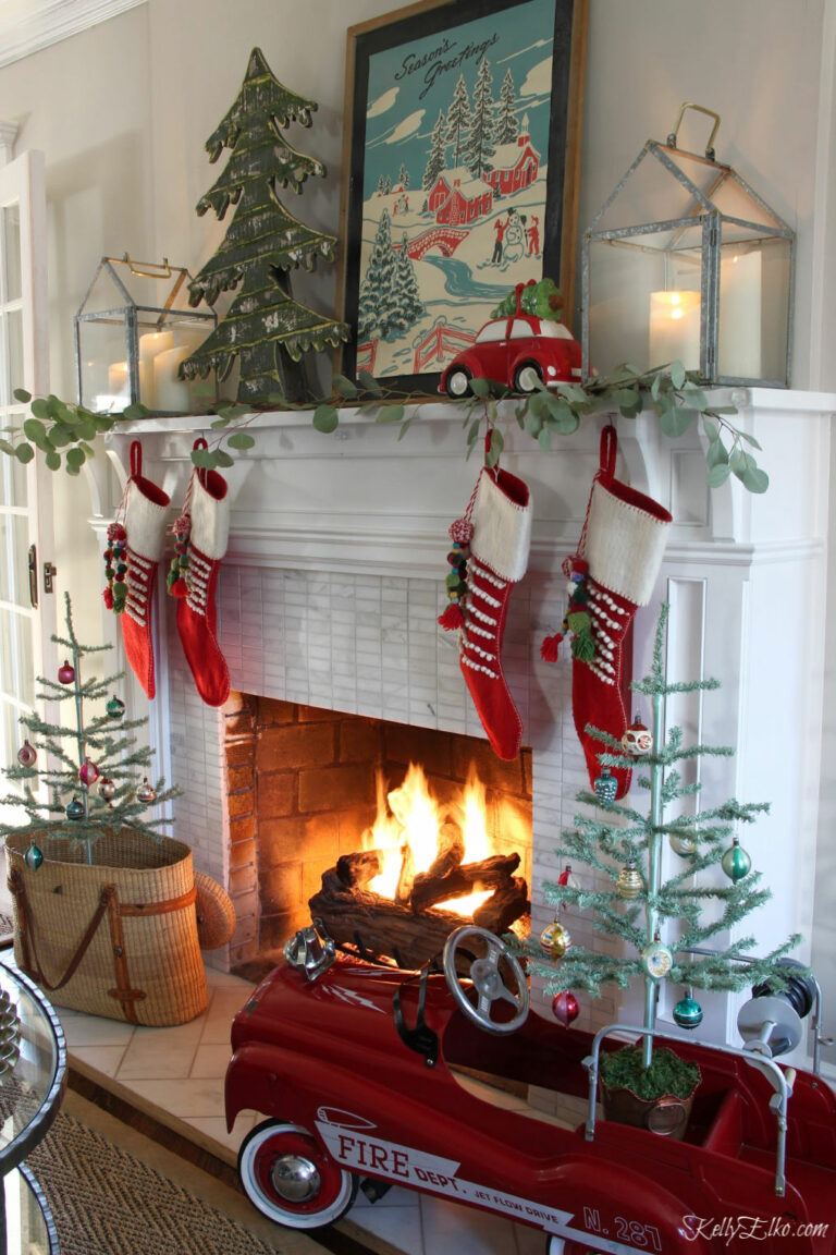 Please Come Home for Christmas Home Tour kellyelko.com #christmas #christmashometour #holidayhousewalk #christmasdecoratingideas #christmasmantel #vintagechristmas #christmastrees #feathertrees #kellyelko