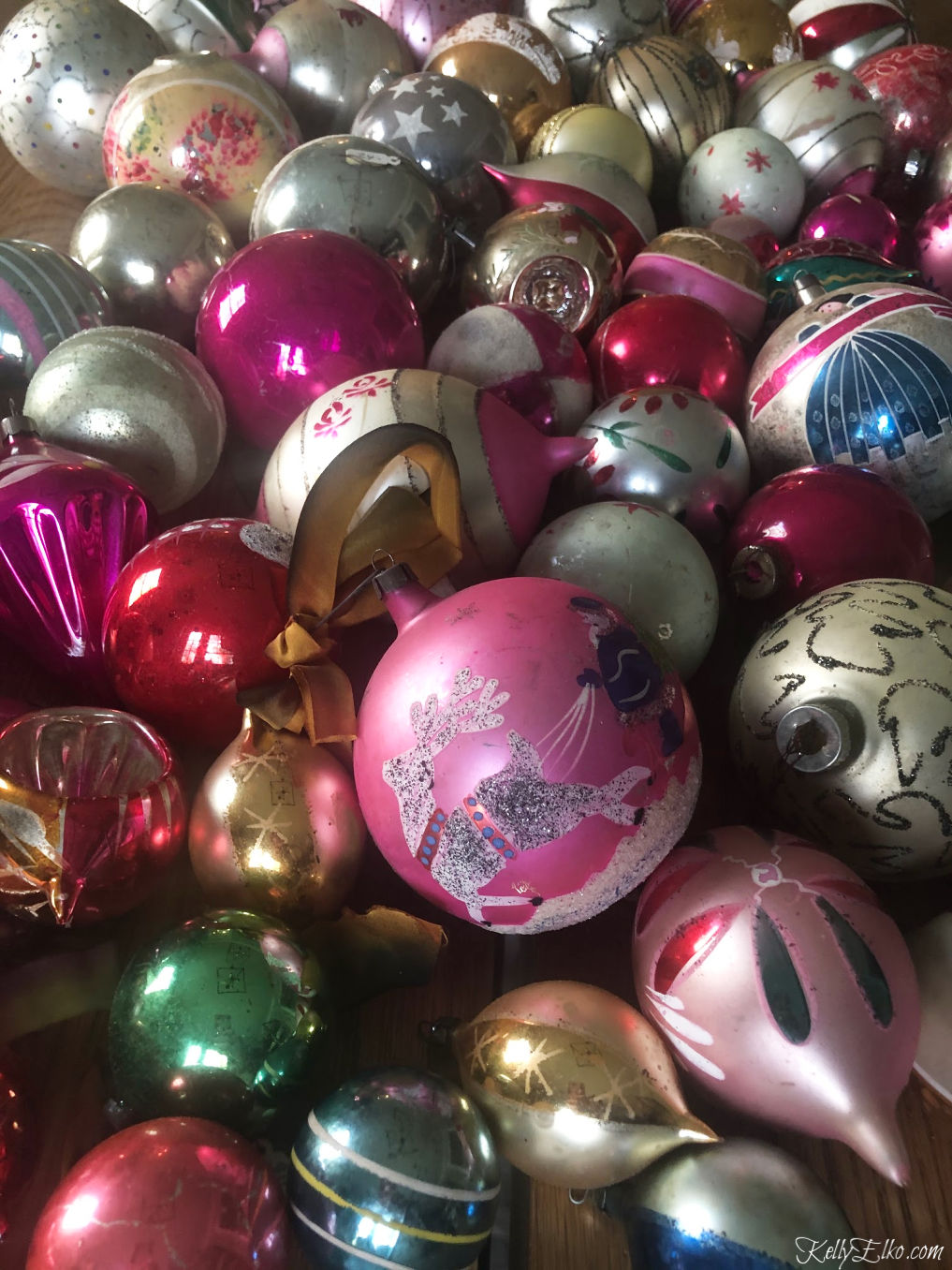 Huge vintage collection of Shiny Brite Christmas ornaments kellyelko.com #shinybrite #vintageornaments #vintagechristmas #vintagecollection #christmasornaments #christmasdecor 