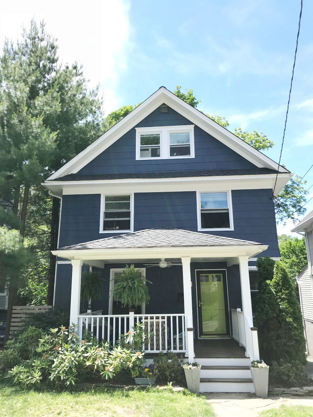 Love this old house with rich navy blue paint exterior and apple green door kellyelko.com #bluehouse #oldhouse #curbappeal #frontdoor #housepaint 