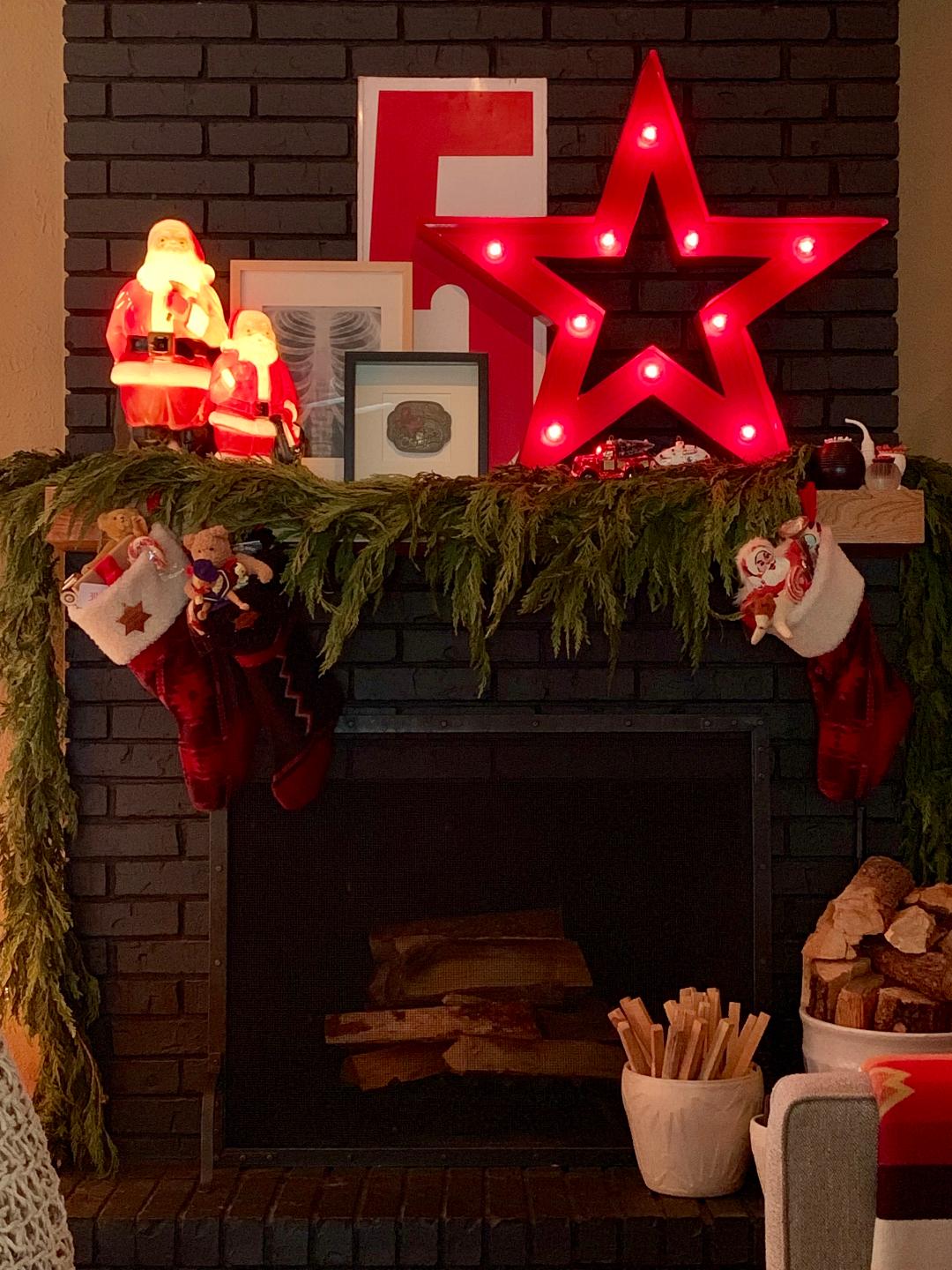 Love this Christmas mantel with Santa blow molds and star marquee light #mantel #christmasmantel #christmasdecor #vintagechristmas #blowmolds #christmasblowmolds #santa 