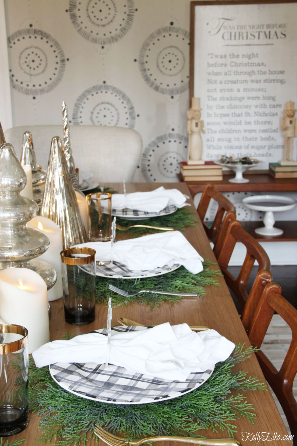 Christmas Home Tour - love the cedar placemats on black and white plaid plates kellyelko.com #christmas #christmasdecor #christmasdecorating #christmashome #christmastour #diychristmas #christmasideas #christmasmantel #christmastree #christmasornaments #vintagechristmas #farmhousechristmas #colorfulchristmas #creativechristmas #kellyelko #tablescape #christmastable #tablesetting #christmasdiningroom 