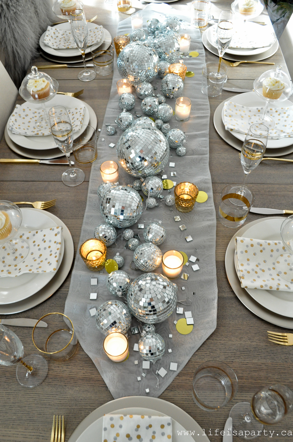 Love this disco ball New Year's Eve table #disco #discoball #newyearseve #newyearseveparty 