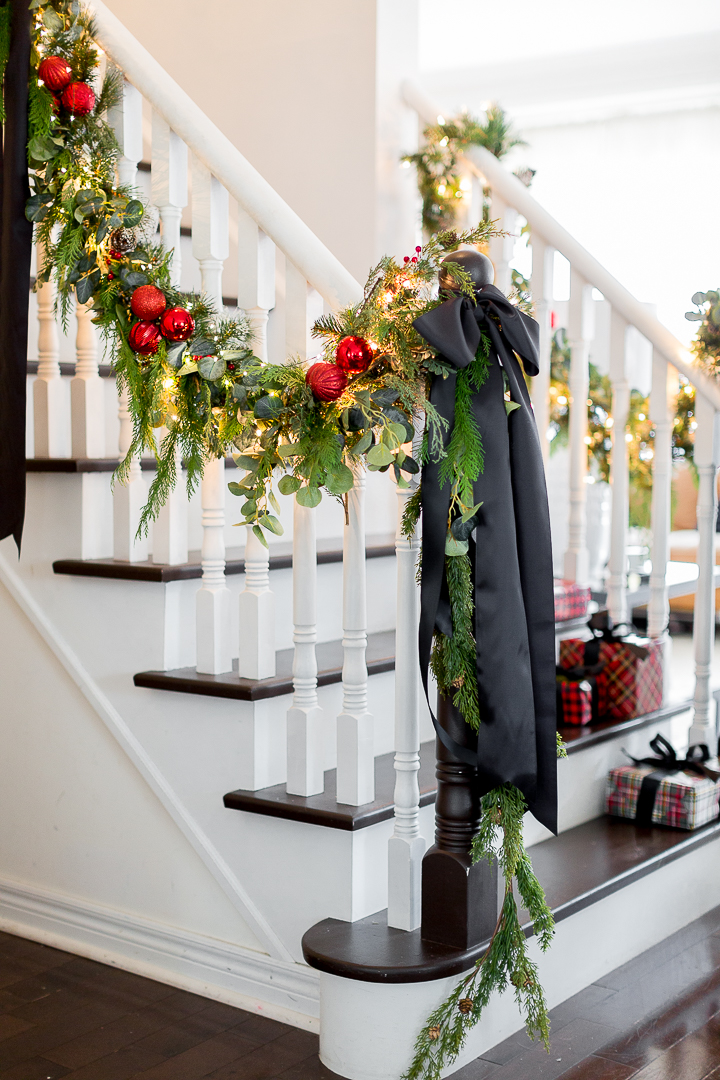 Festive Christmas Decorating Ideas - love the different types of greenery combined to create this gorgeous garland #christmas #christmasdiy #diychristmas #christmasgarland #bannister #christmasdecor 