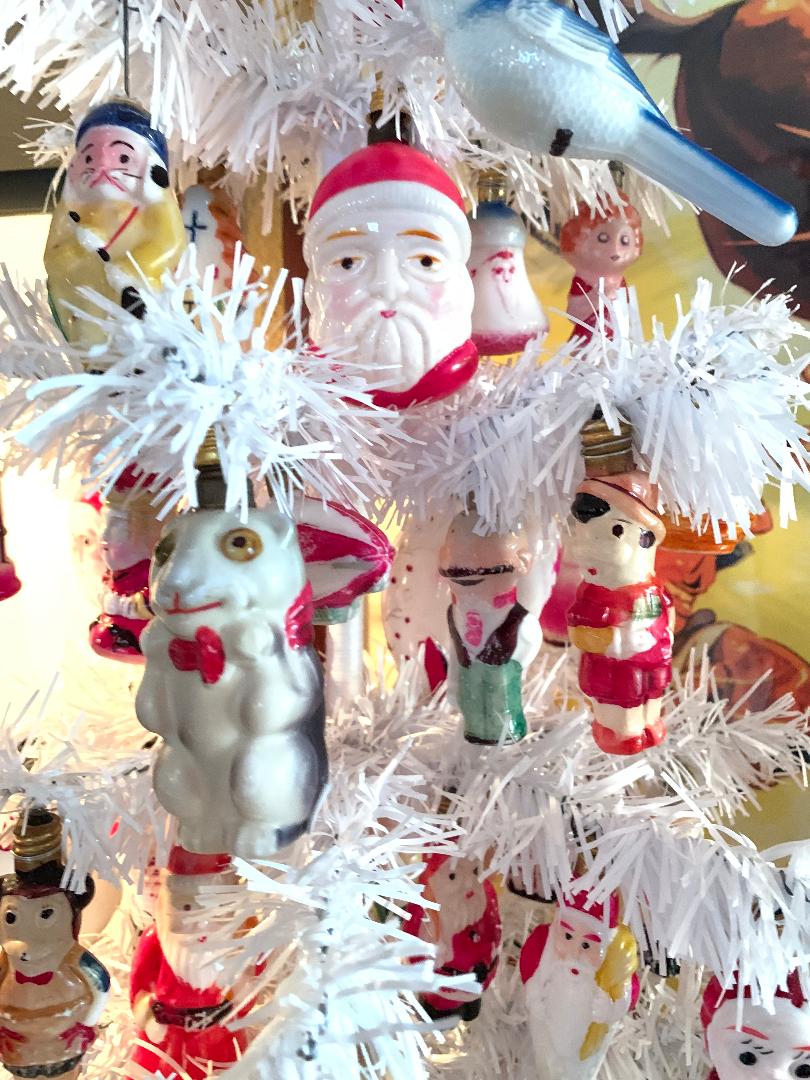 Vintage figural light bulbs on a Christmas tree #vintage #vintagecollections #vintagechristmas #vintagecollectibles #collections #collectibles #collector #christmaslights #milkglass #christmastree
