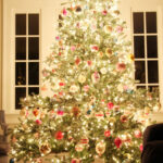 Christmas Night Tour kellyelko.com #christmastree #christmaslights #vintagechristmas #vintageornaments #shinybrite #kellyelko #christmasnightstour