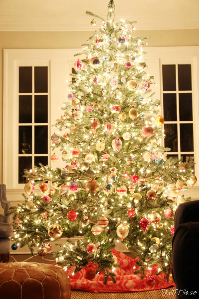 Christmas Night Tour kellyelko.com #christmastree #christmaslights #vintagechristmas #vintageornaments #shinybrite #kellyelko #christmasnightstour