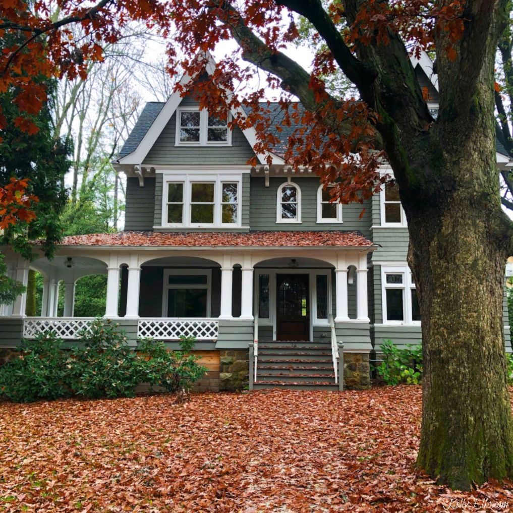 Beautiful old home covered in colorful fall foliage kellyelko.com #oldhome #oldhouse #architecture #curbappeal #fall #fallfoliage #fallleaves #kellyelko 