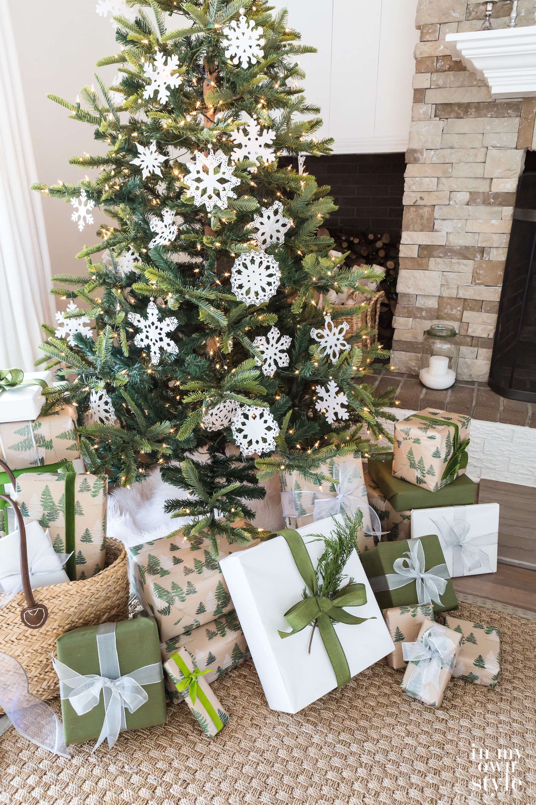 How to make paper snowflakes from doilies #christmas #christmascrafts #christmastree #christmasdecor #christmasornaments #diychristmas #kidschristmas #kidscrafts #papercrafts 