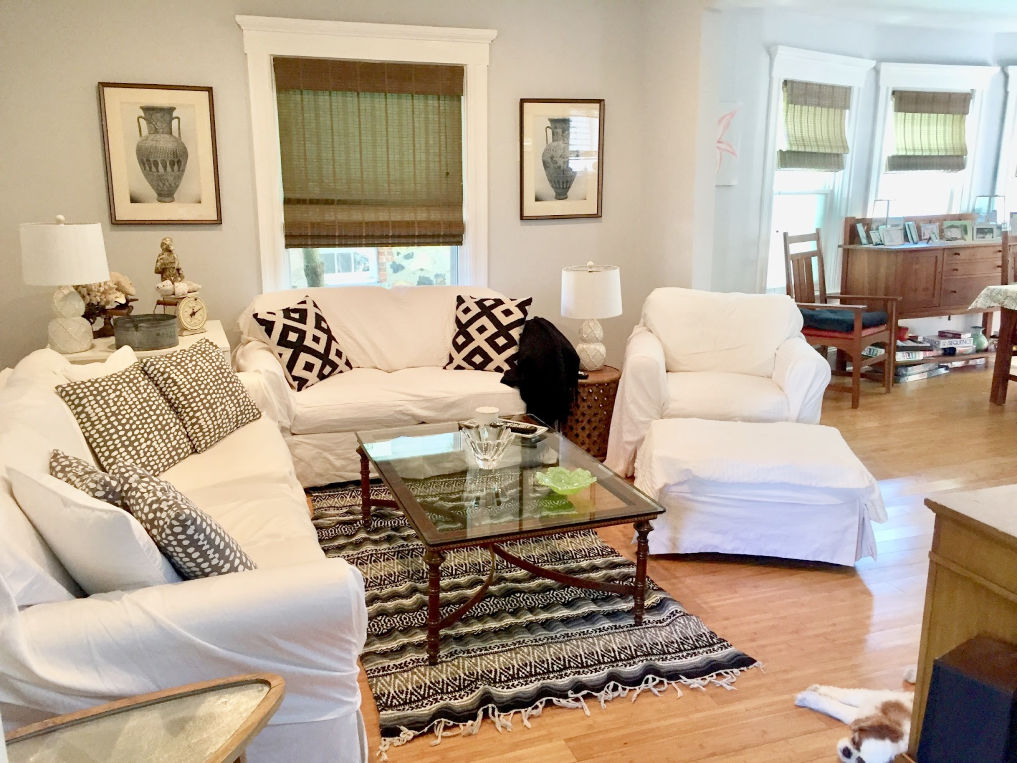 Before! Overcrowded and too large furniture was replaced to create a cozy family room kellyelko.com #before #homedecor #furnitureplacement 