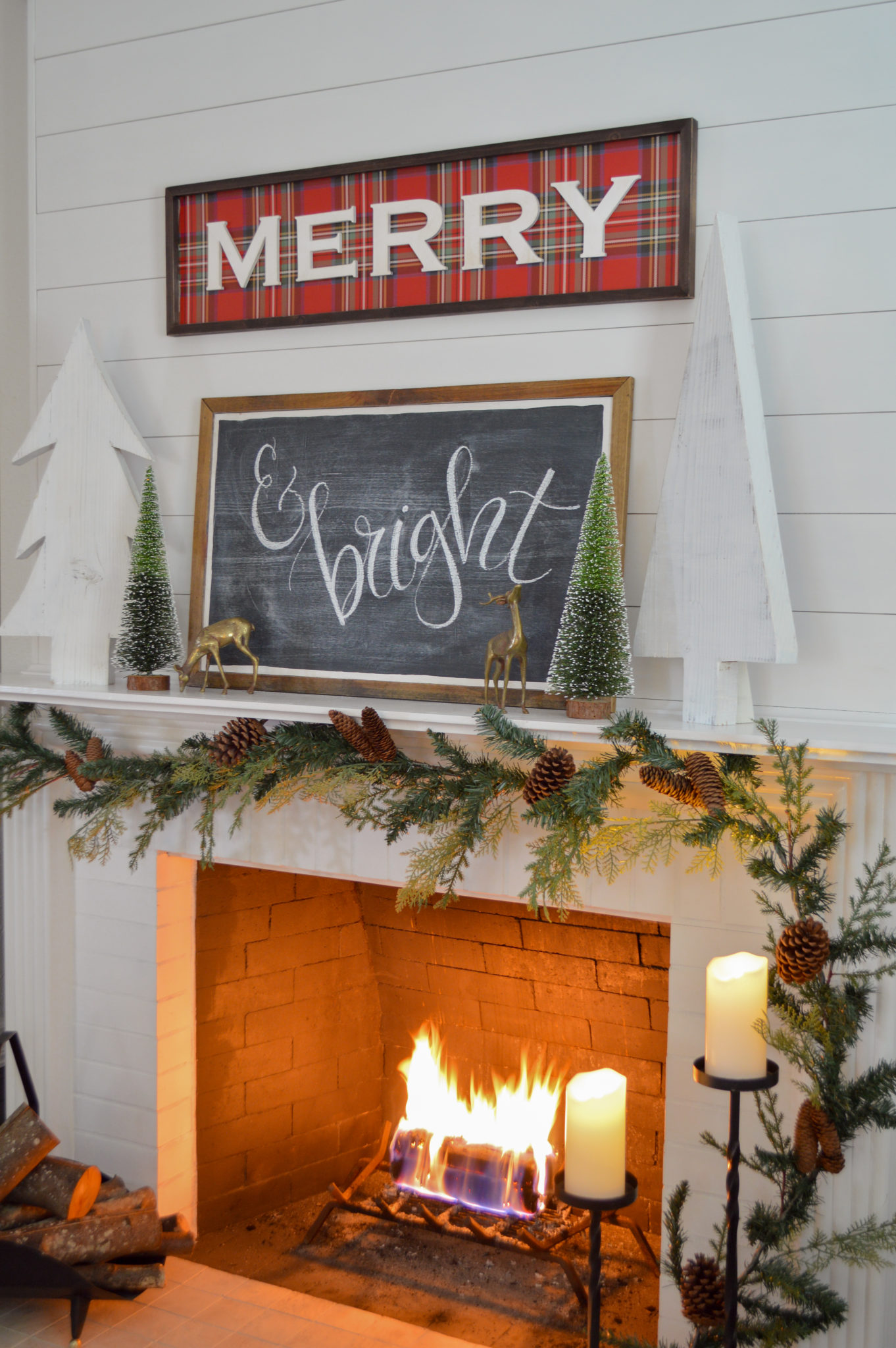 Love the combination of a Christmas sign paired with a chalkboard #christmasdecor #christmasdecorating #christmasmantel #christmaschalkboard #chalkart #christmasgarland #diychristmas #fireplace #shiplap 