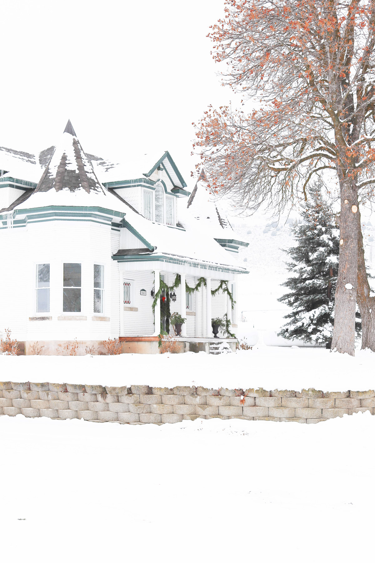 Tour this stunning Victorian home all decked out for Christmas #victorian #snowfall #porch #farmhouse #christmasdecor 