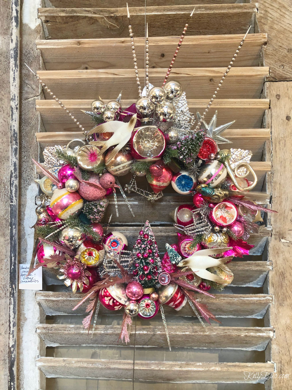 Vintage Christmas Ornament Wreath kellyelko.com #vintagechristmas #christmaswreath #vintagewreath #christmascrafts #diychristmas #kellyelko