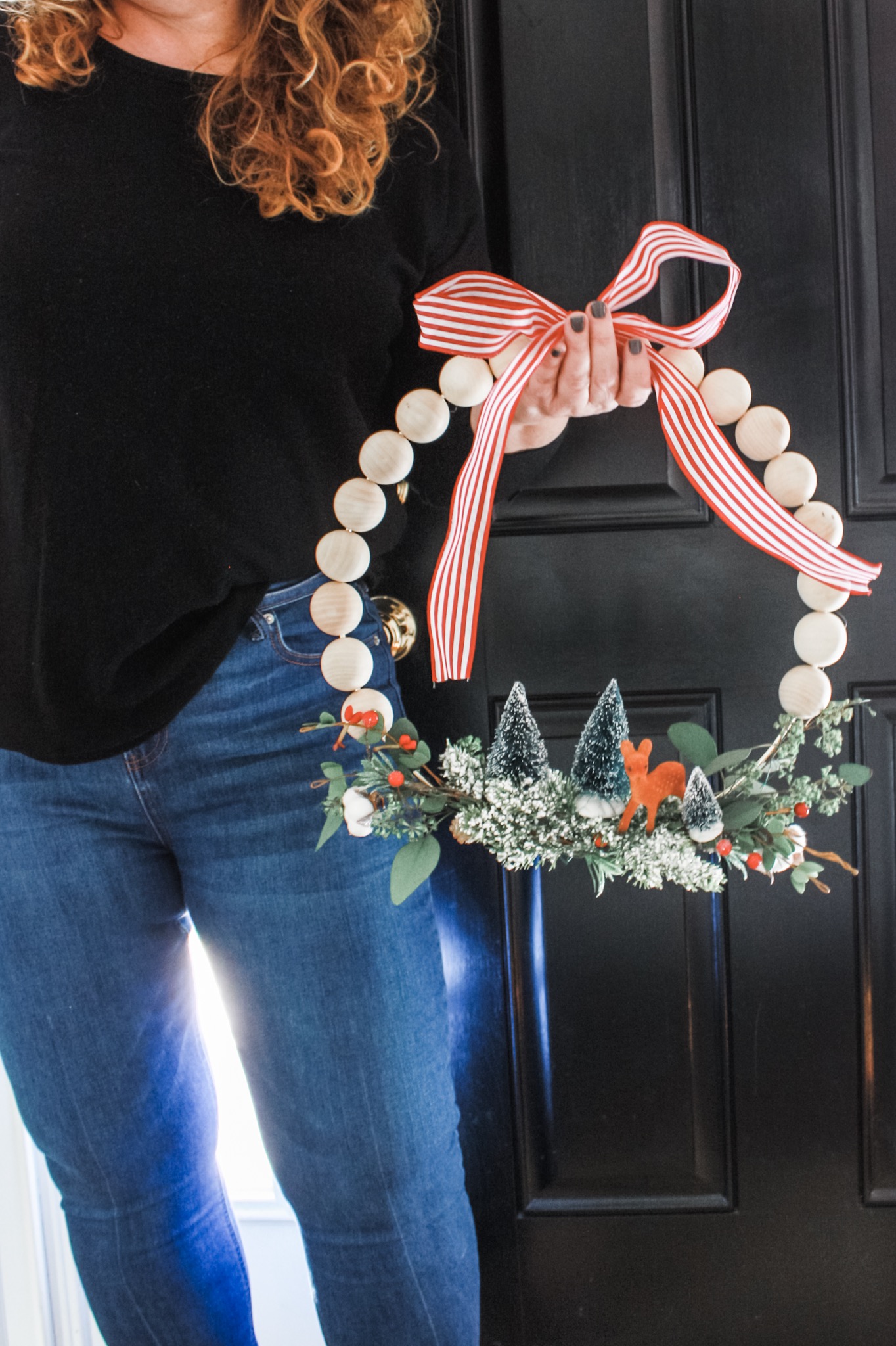 How to make this wood bead and bottle brush tree wreath #christmascrafts #christmasdecor #diychristmas #christmaswreath #diycrafts #crafts 
