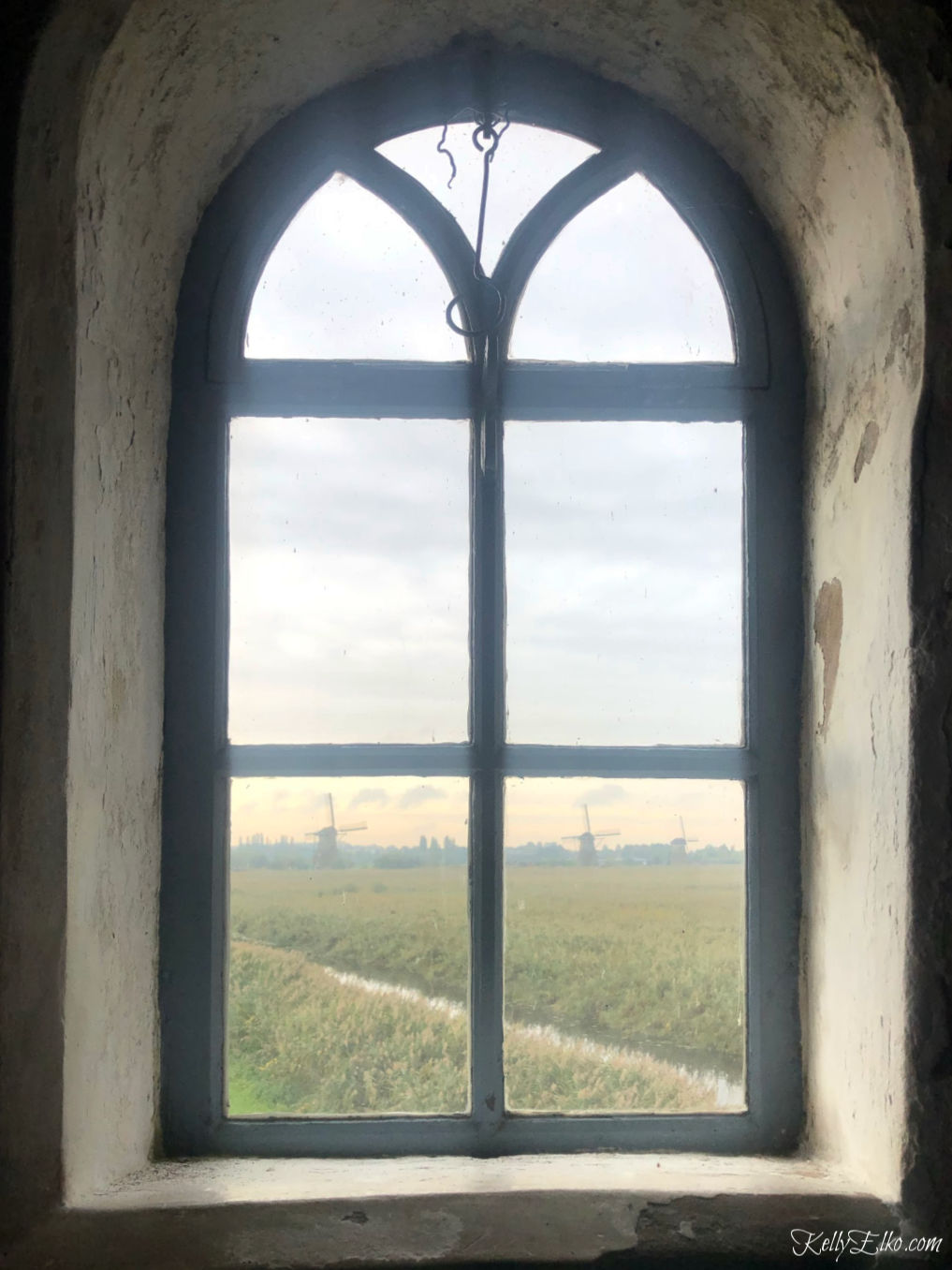 Kinderdijk windmills are a sight to see kellyelko.com #kinderdijk #windmills #netherlands #travel #travelblogger #unesco #travelblog #europevacation 