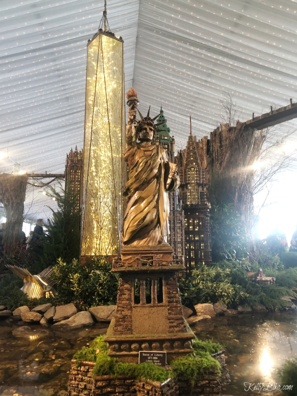 New York Botanical Garden Train Show - don't miss her videos of this amazing display kellyelko.com #newyork #travelblogger #NY #botanicalgarden #trainshow 