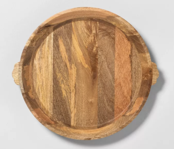 The perfect round wood tray kellyelko.com #tray #homedecor #charcuterie #boards 