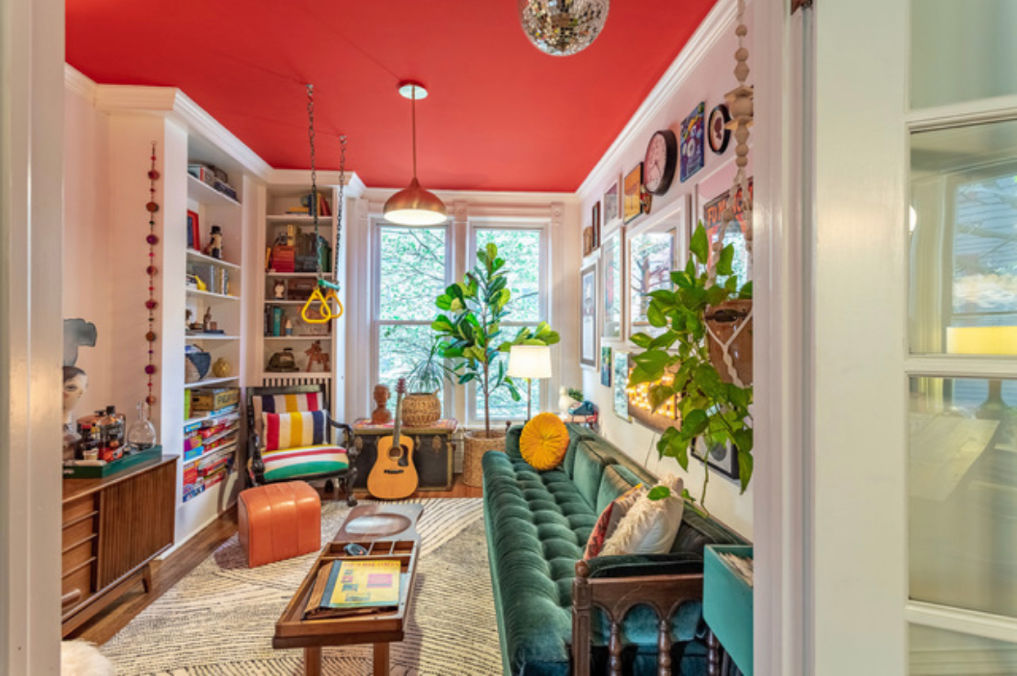 Colorful family room with red ceiling, blue sofa and vintage decor #vintagedecor #eclecticdecor #colorfuldecor #livingroomdecor #bohodecor #thrifteddecor / kellyelko.com