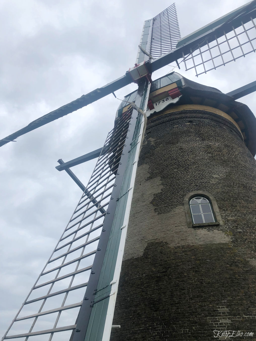 A working windmill in Kinderdijk Netherlands kellyelko.com #kinderdijk #windmill #europe #travel #travelblogger #netherlands 