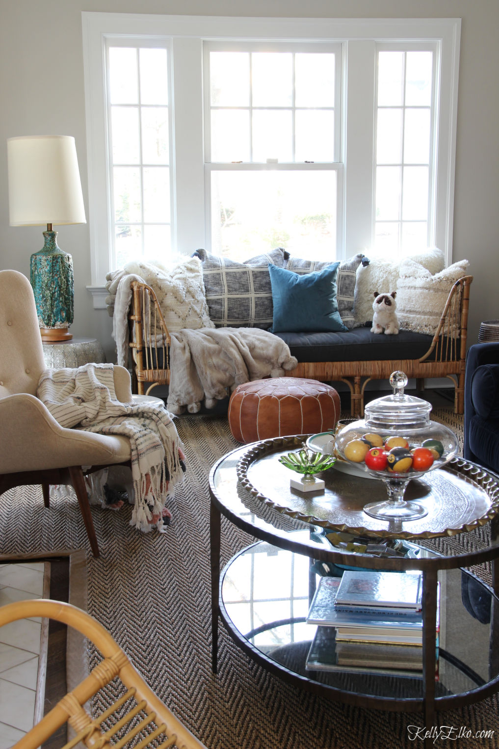 Love this eclectic, boho living room with a mix of vintage and new decor kellyelko.com #vintagedecor #bohodecor #rattanfurniture #vintagemodern #interiordesign #homedecor #livingroomdecor #livingroomfurniture #furnitureplacement #kellyelko 